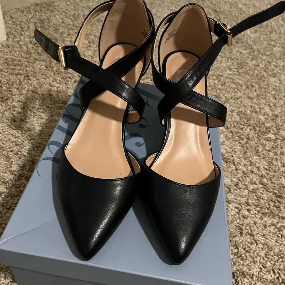 Black, point toe pumps!!
